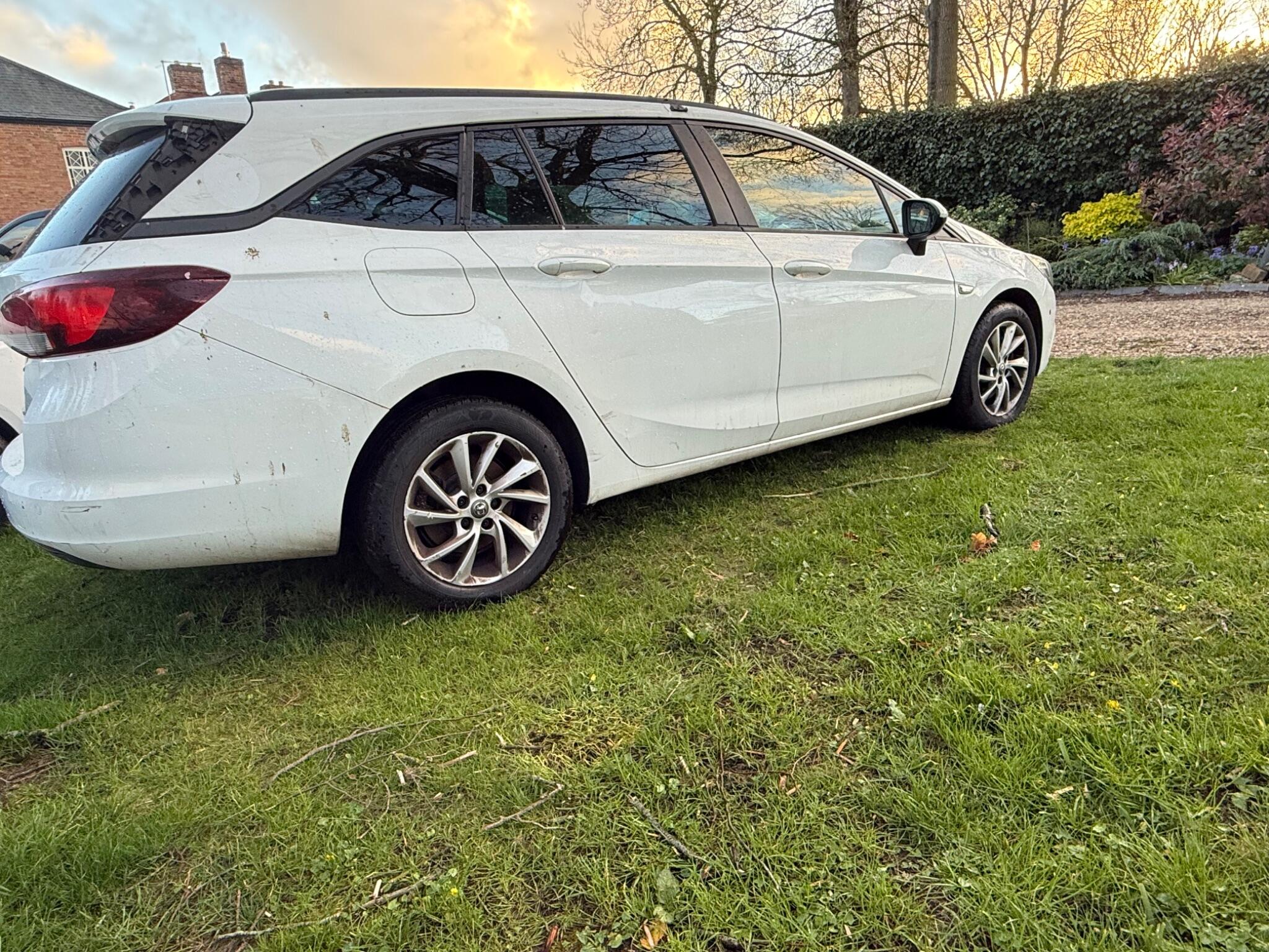 Vauxhall Astra 1.6 CDTi BlueInjection SRi Nav Sports Tourer Auto Euro 6 (s/s) 5dr — photo 25 of 44